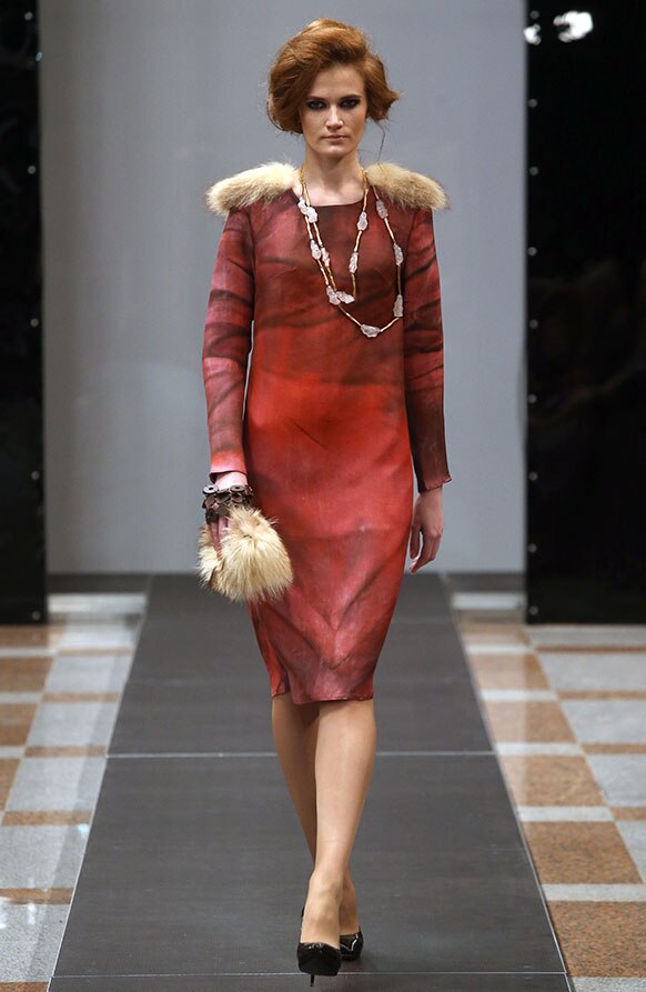 बेलारूस फैशन वीक के दौरान रैंप पर चलती मॉडल।