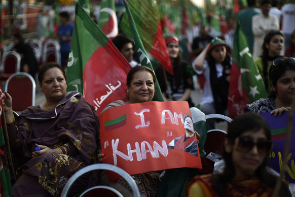 पाकिस्तान में 11 मई को होनेवाले आम चुनाव से पहले इमरान खान के समर्थन में उनके समर्थक।