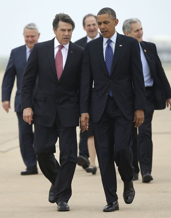 ऑस्टिन बर्गस्टन एयरपोर्ट पर है अमेरिकी राष्ट्रपति बराक ओबामा और उनके साथ है टेक्सास के गर्वनर रिकी पेरी।