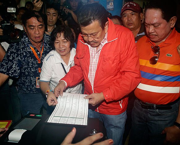 फिलीपिंस के मनीला में मिड टर्म चुनाव में वोट डालते हुए पूर्व राष्‍ट्रपति जोसेफ एस्‍ट्राडा।