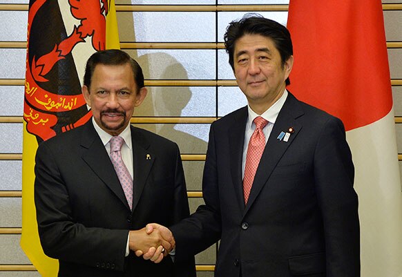 टोक्‍यो में जापानी प्रधानमंत्री शिंजो एबे से हाथ मिलाते हुए ब्रूनोई के सुल्‍तान हसनल बोलकिया।