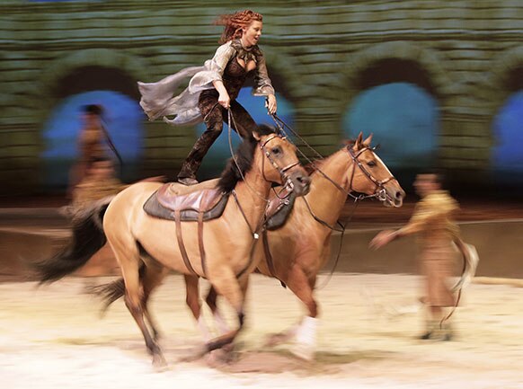 सिडनी में 'केविला' नामक शो के दौरान ड्रेस रिहर्सल के तहत घोड़े की पठ पर सवारी करते हुए फेयरलैंड फर्ग्‍युसन।