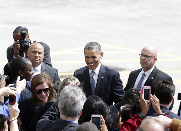 जॉन एफ केनेडी एयरपोर्ट पर लोगों से मिलते अमेरिकी राष्ट्रपति बराक ओबामा।