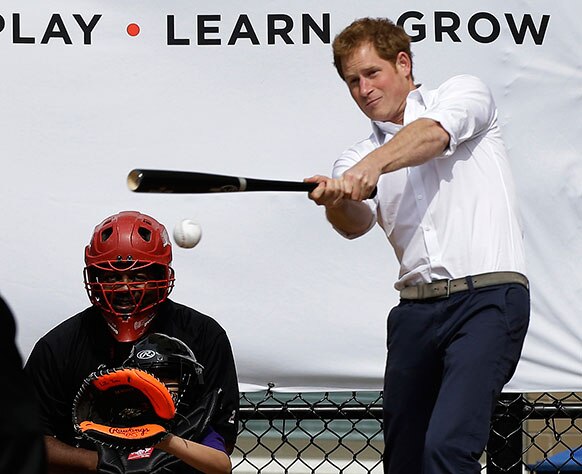 ब्रिटेन के राजकुमार प्रिंस हैरी बेसबॉल खेलते हुए।