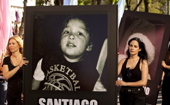 मैक्सिको सिटी में मारे गए बच्चे को याद करते उनके परिजन ।