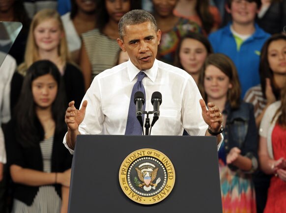 मूर्सविल के एक स्कूल में विद्यार्थियों को संबोधित करते अमेरिकी राष्ट्रपति बराक ओबामा।