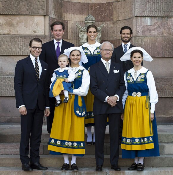 स्टॉकहोम में स्वीडिश नेशनल डे के मौके पर पारिवारिक फोटो खींचाता रॉयल परिवार।