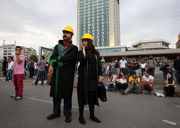 इस्तांबुल के टक्सिम स्कवायर पर पीले हेलमेट पहनकर प्रदर्शन करते वकील।