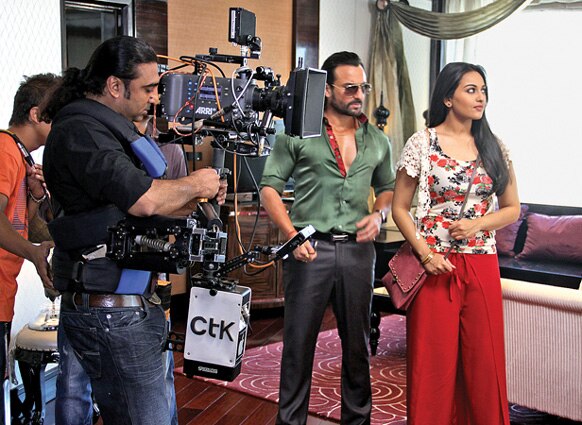 फिल्‍म बुलेट राजा के सेट पर अभिनेता सैफ अली खान और सोनाक्षी सिन्‍हा। (फोटो सौजन्‍य : फिल्‍मफेयर)।