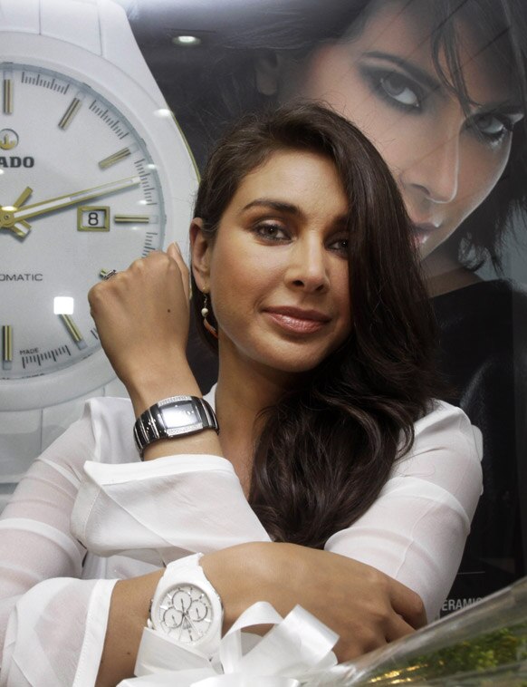 कोलकाता में एक डायमंड युक्‍त घड़ी को पहने हुए लिजा रे।