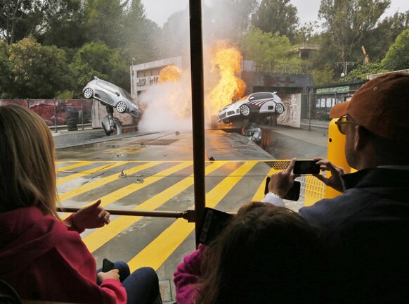 लॉस एंजिल्स में फास्ट एंड फ्यूरियस की शूटिंग के दौरान गाड़ियों की टक्कर का दृश्य।