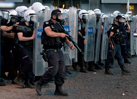 इस्तांबुल में प्रदर्शनकारियों को खदेड़ती दंगा पुलिस।