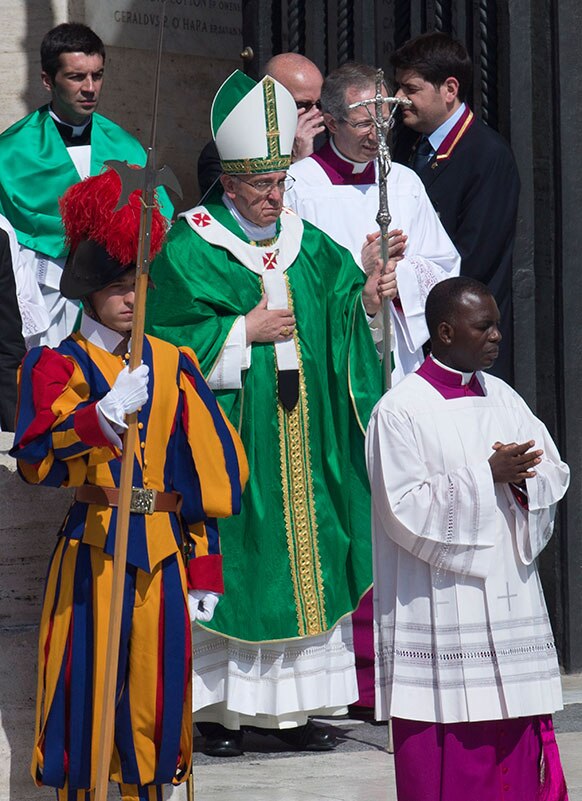 सेंट पीटर चौक पर प्रार्थना के लिए पहुंचते पोप फ्रांसिस।