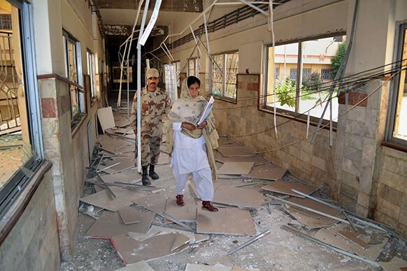 क्वेटा के बोलान मेडिकल कॉम्पलेक्स में शनिवार को हुए विस्फोट के बाद एक सुरक्षाकर्मी के साथ नर्स।