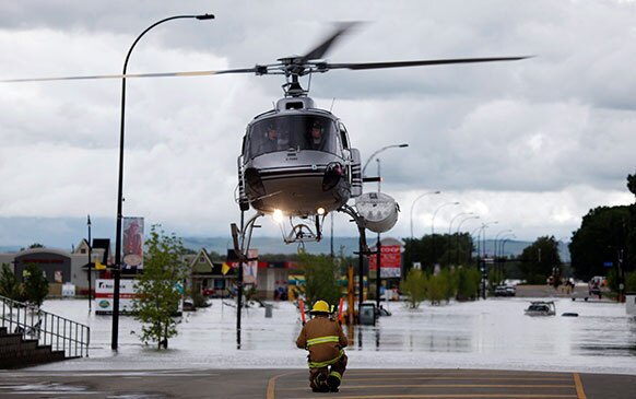 आल्डा में लोगों को सुरक्षित स्थान पर ले जाता एक हेलीकॉप्टर।