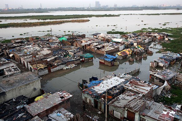 यमुना में आई बाढ़ में डूबा दिल्ली का एक इलाका।