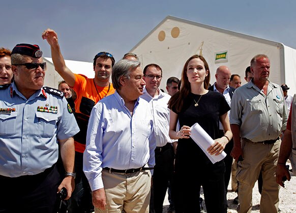 जार्डन में संयुक्त राष्ट्र उच्चायोग (शरणार्थी) की विशेष राजदूत अभिनेत्री एंजेलिना जोली यूएन शरणार्थी प्रमुख एंटोनियो ग्यूटेरस के साथ।