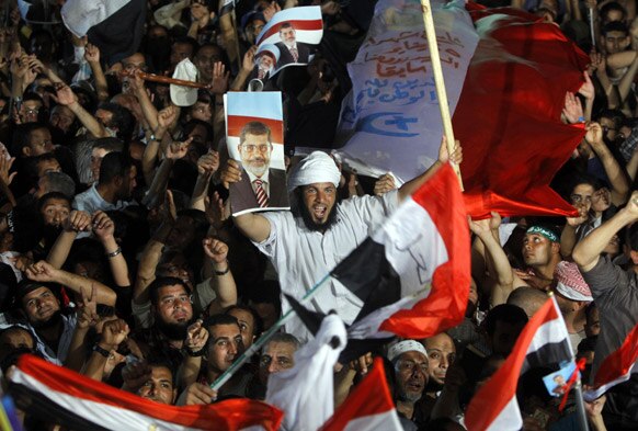 मिस्र के काहिरा में इस्लामी राष्ट्रपति मोहम्मद मोरसी के समर्थन में प्रदर्शन करते हुए।