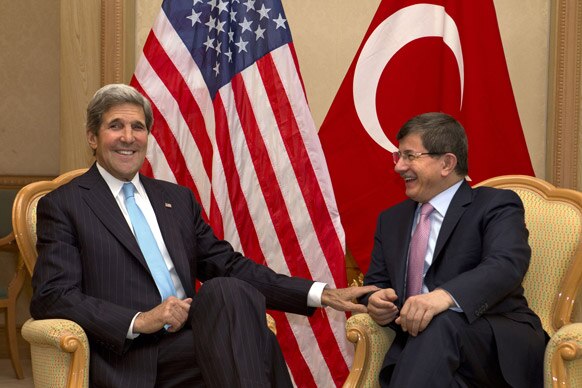 अमेरिकी विदेस मंत्री जॉन कैरी तुर्की के विदेश मंत्री में मुलाकात के दौरान।