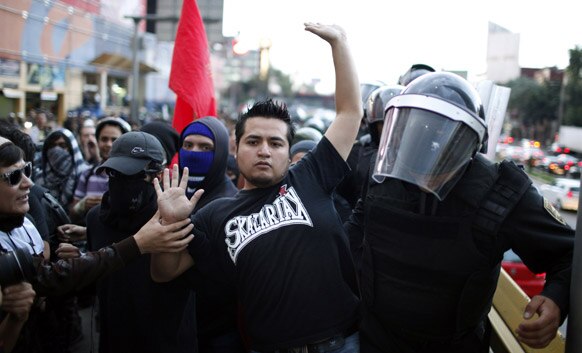 मैक्सिको में सरकार के खिलाफ प्रदर्शन करते लोग।