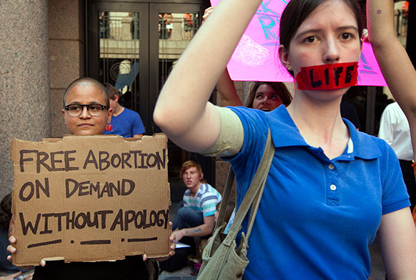 टैक्सास में गर्भपात के समर्थन और विरोध में प्रदर्शन।
