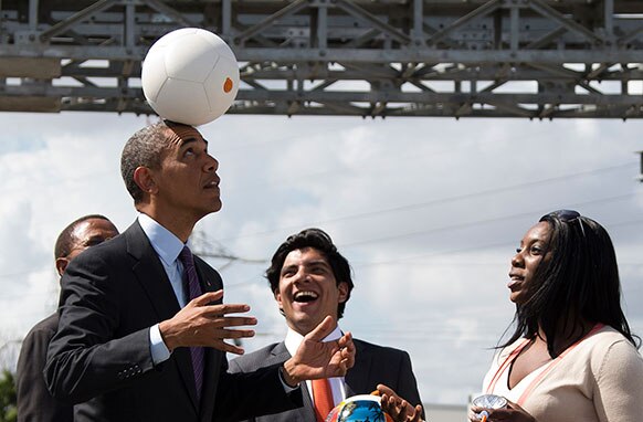 तंजानिया के दार ए सलाम में अमेरिकी राष्ट्रपति बराक ओबाम फुटबॉल के साथ अपने अंदाज।