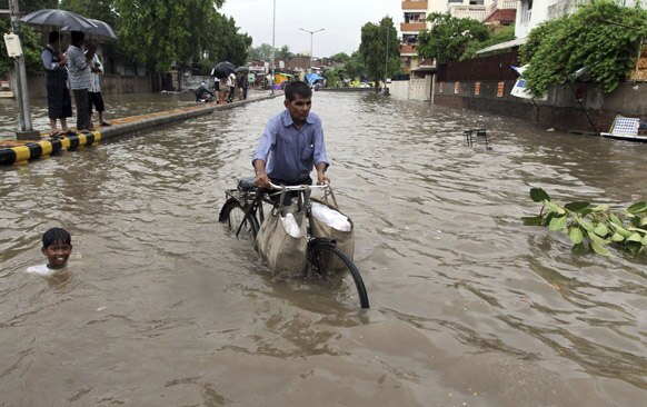 गुजरात के अहमदाबाद में सड़कों पर बारिश का पानी भर गया।