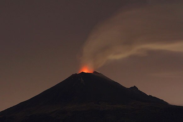 मैक्सिको में एक ज्वालामुखी फूटने का बाद लावा निकलता हुआ।
