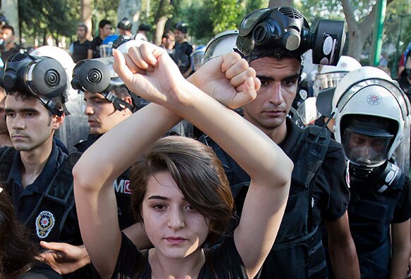 टर्की के इस्तांबुल में विरोध-प्रदर्शन करती एक महिला।