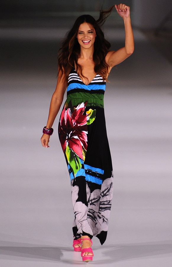 स्पेने के बर्सिलोना फैशन शो में डिजाइनर डेसिगुअल के क्रिएशन को पेश करती ब्राजील की मॉडल एड्रियाना लीमा।