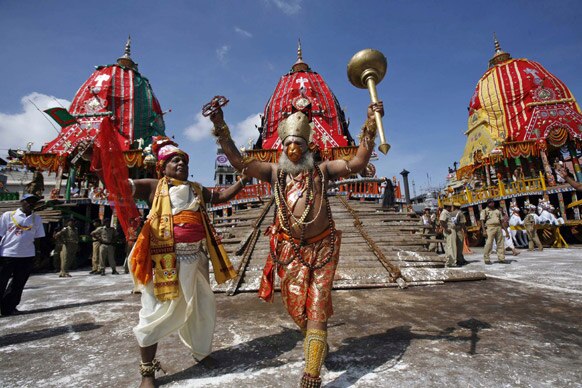 ओडिशा के पुरी में भगवान जगन्नाथ की रथयात्रा के दौरान भगवान हनुमान जी के वेशभूषा में एक श्रद्धालु।