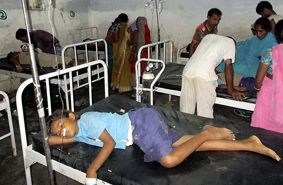 बिहार के छपरा में मिड डे मिल खाने से अस्पताल में बीमार बच्चों का इलाज हो रहा है।
