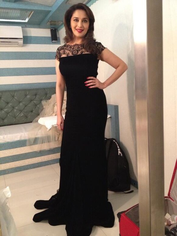 ब्‍लैक ड्रेस में काफी आकर्षक नजर आ रहीं नामचीन अभिनेत्री माधुरी दीक्षित। (फोटो सौजन्‍य : @माधुरीदीक्षित।)