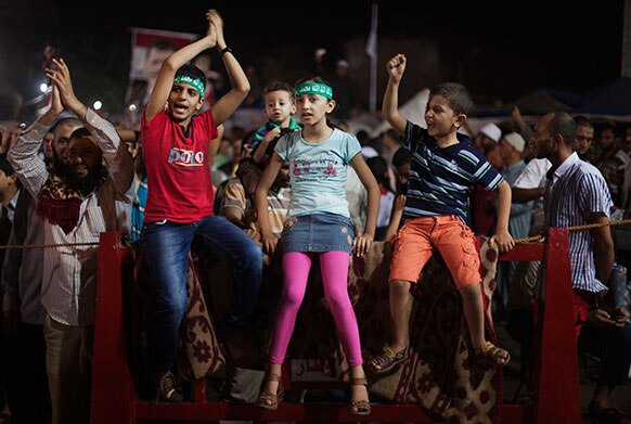 मिस्र के काहिरा में एक मस्जिद के पास विरोध-प्रदर्शन में हिस्सा लेते बच्चे।