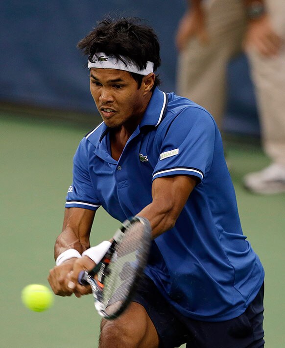 वाशिंगटन के सिटी ओपन टेनिस टूर्नामेंट में शॉट खेलते भारतीय खिलाड़ी सोमदेव बर्मन।
