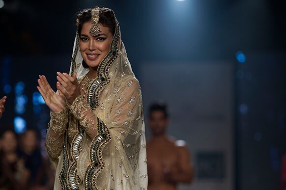 नई दिल्ली में एक फैशन वीक के दौरान फैशन डिजाइनर मोनिशा जयसिंह के ड्रेस पर दिखी एक मॉडल।