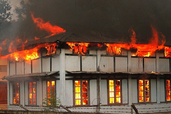 असम के एक सरकारी इमारत में प्रदर्शनकारियों ने आग लगा दी।