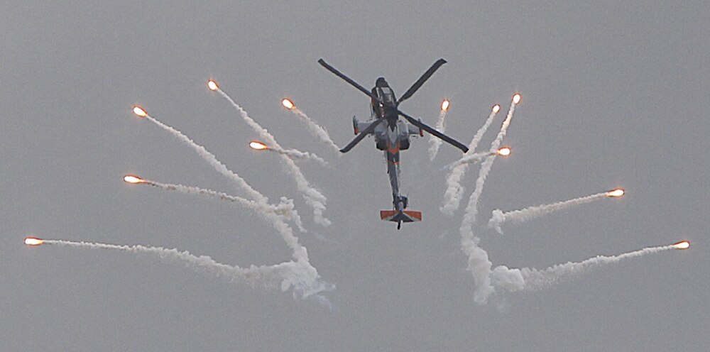 पोलैंड में एक हेलीकॉप्टर एयर शो के दौरान प्रदर्शन करते हुए।