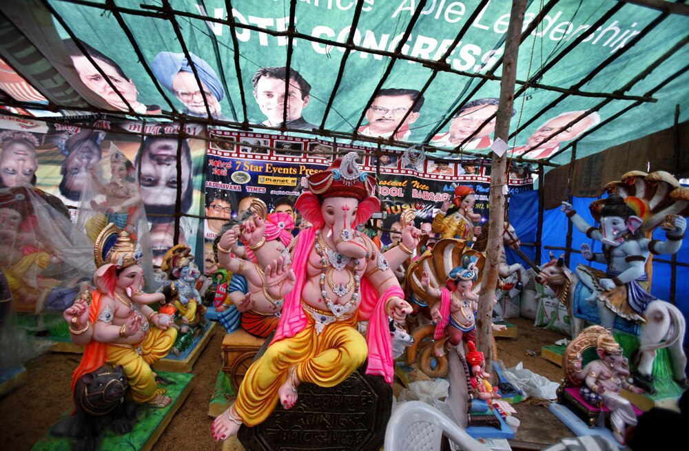 बेंगलुरु में गणेश चतुर्थी पर्व के मद्देनजर भगवान गणेश की मूर्ति के ऊपर टंगा एक बैनर। जिसमें कांग्रेस पार्टी के नेताओं का चित्र अंकित है।