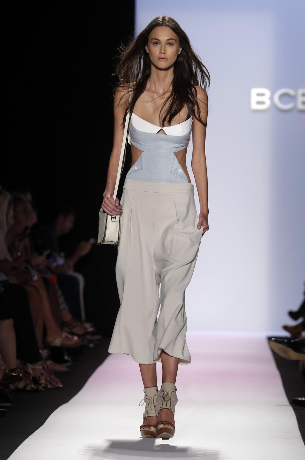 न्‍यूयॉर्क में फैशन वीक के दौरान बीसीबीजी मैक्‍स एजरिया स्प्रिंग 2014 कलेक्‍शन को पेश करती हुई एक मॉडल।