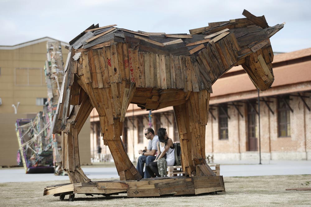 ब्राजील के रियो डी जेनेरियो में एक प्‍लाजा के बाहर ब्रालियन कलाकार जेओ जीतूजिएसू की घोड़े की लड़की से निर्मित मूर्ति को प्रदर्शित किया गया।
