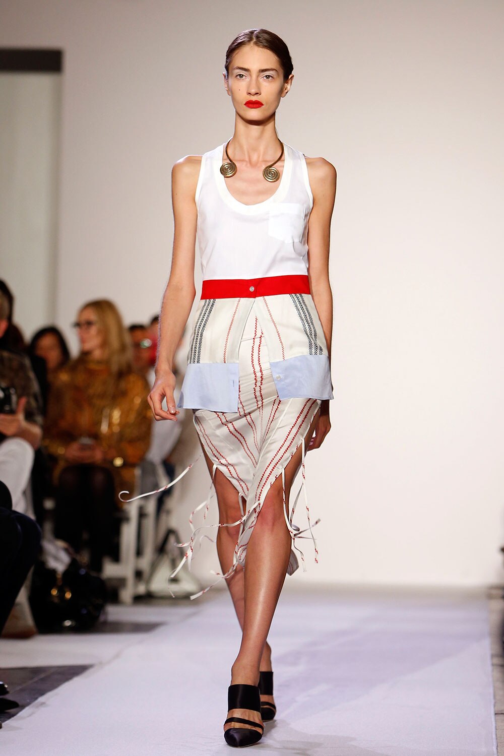 न्यूयार्क में एक फैशन शो में रैंप पर चलती मॉडल।