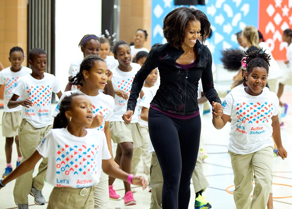 वाशिंगटन में स्कूली बच्चों के साथ अमेरिका की प्रथम महिला मिशेल ओबामा।