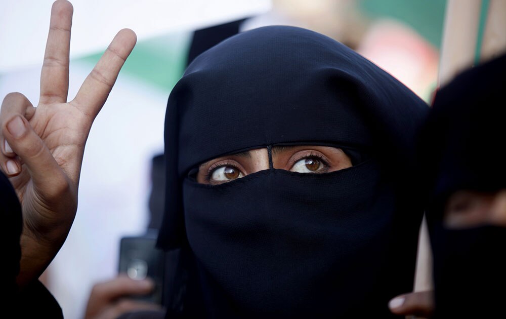 गाजा के रफाह में फिलीस्तीनी महिला हमास के समर्थन में नारे लगाते हुए।