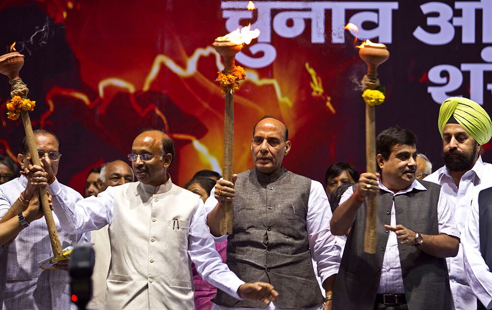 दिल्ली विधानसभा चुनाव के कैंपेन के लिए मशाल के साथ जाते हुए भाजपा अध्यक्ष राजनाथ सिंह, पार्टी नेता विजय गोयल, नितिन गडकरी।