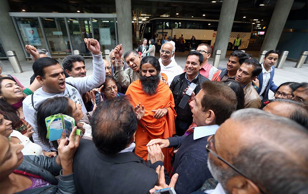 लंदन के हीथ्रो एयरपोर्ट से बाहर आते योगगुरु बाबा रामदेव।