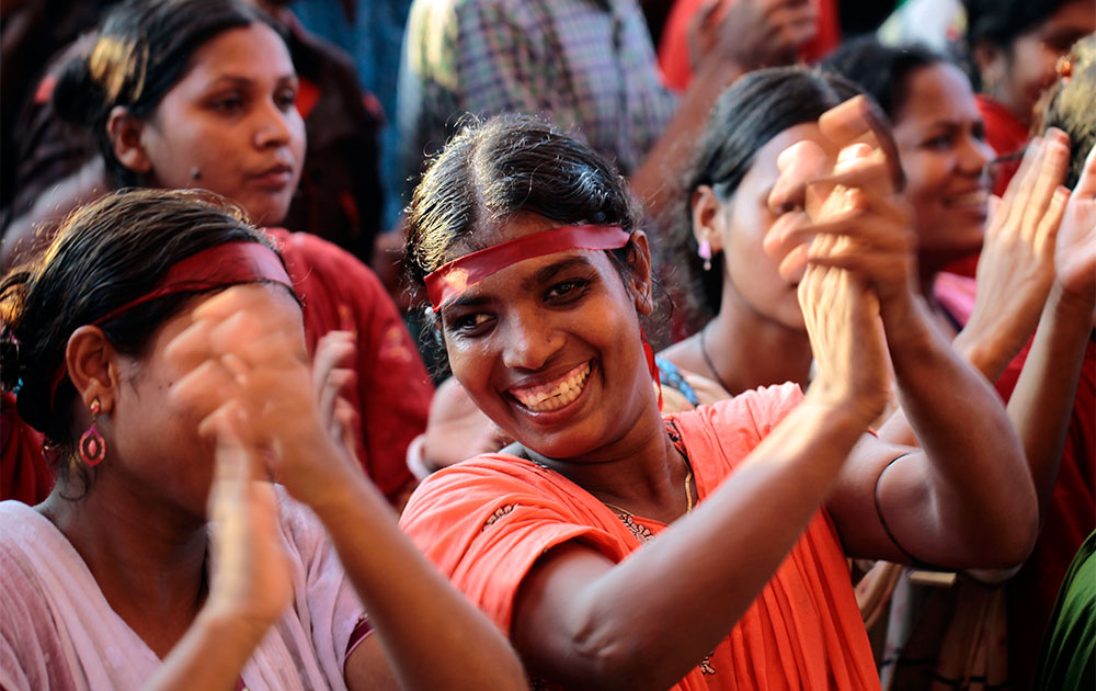 ढाका में वेतन बढ़ाने की मांग को लेकर प्रदर्शन करती महिलाएं।