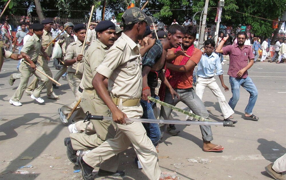 पटना में सीरियल विस्फोट के बाद संदिग्ध को पकड़कर ले जाती पुलिस।