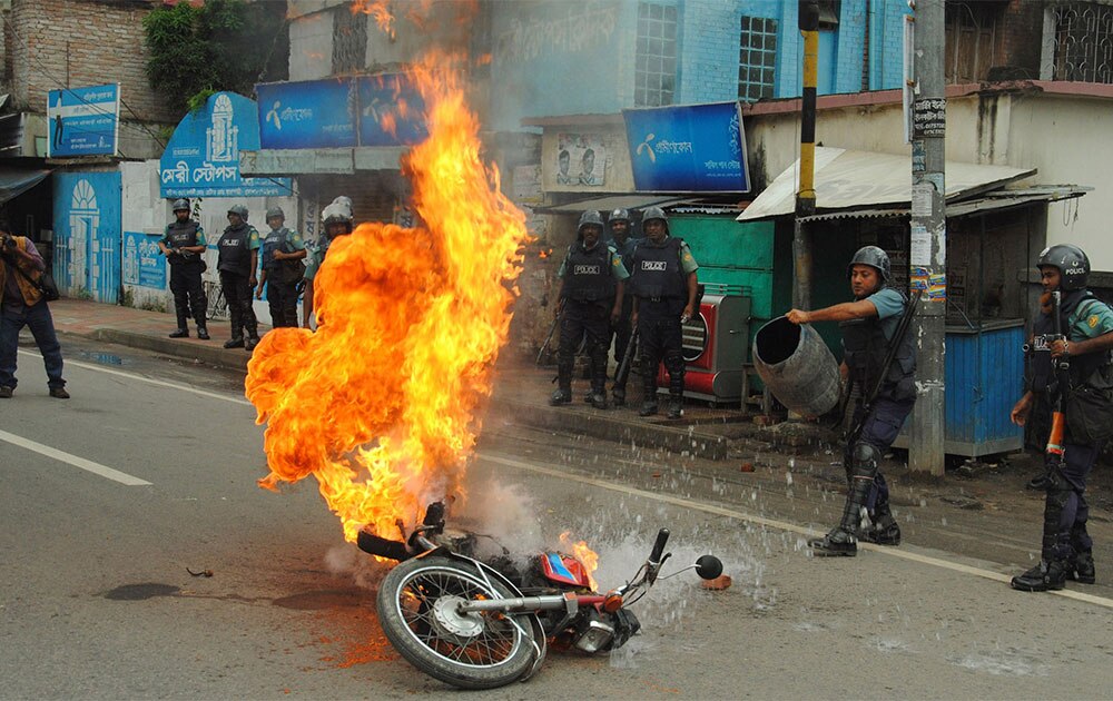 ढाका में प्रदर्शनकारियों ने एक मोटर साइकिल में आग लगा दी।