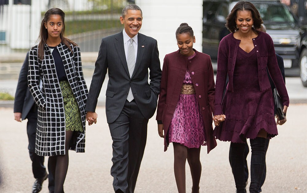 अमेरिकी राष्ट्रपति बराक ओबामा अपने परिवार के साथ चर्च में जाते हुए।